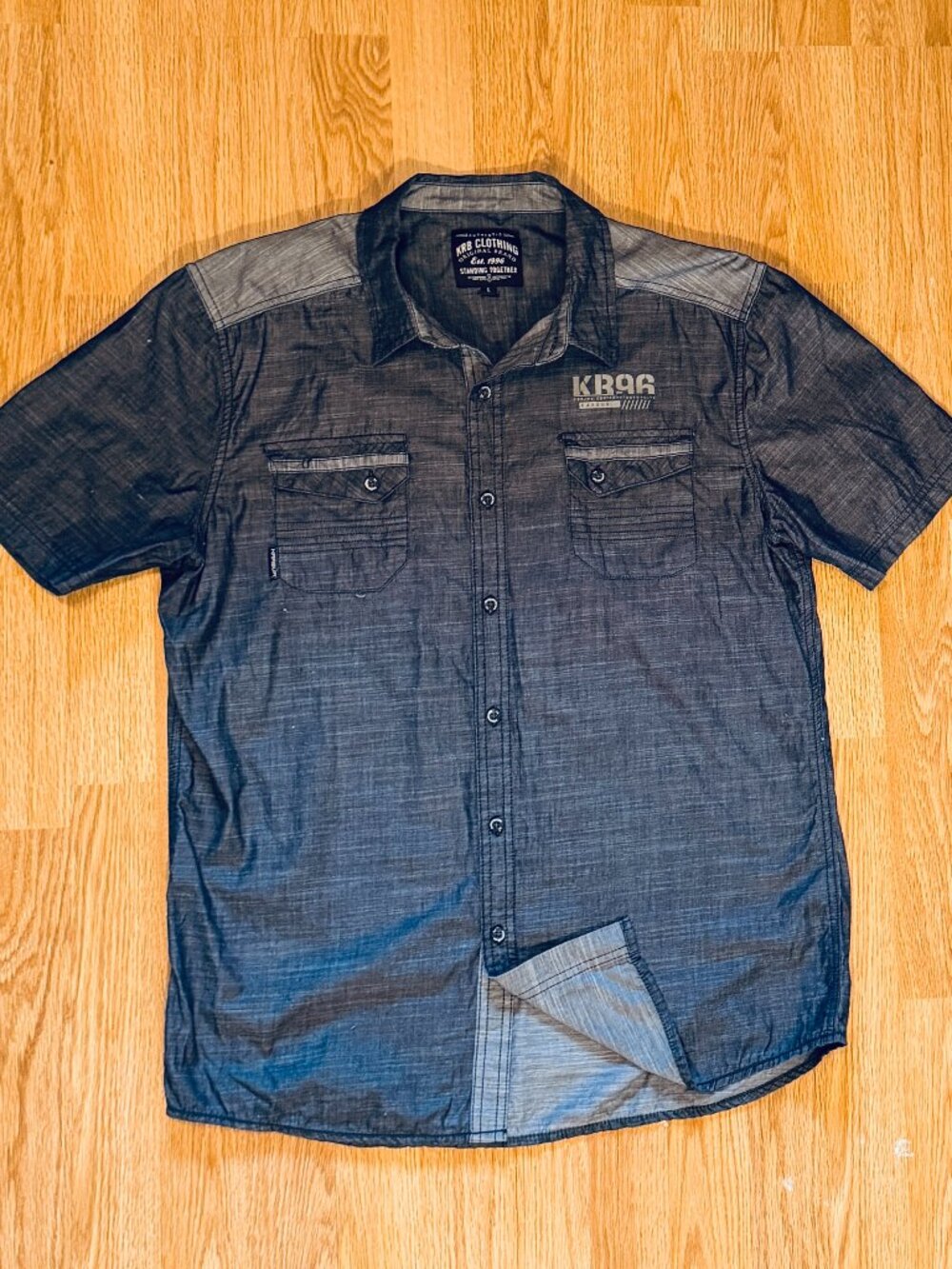Men's button up short sleeved shirt